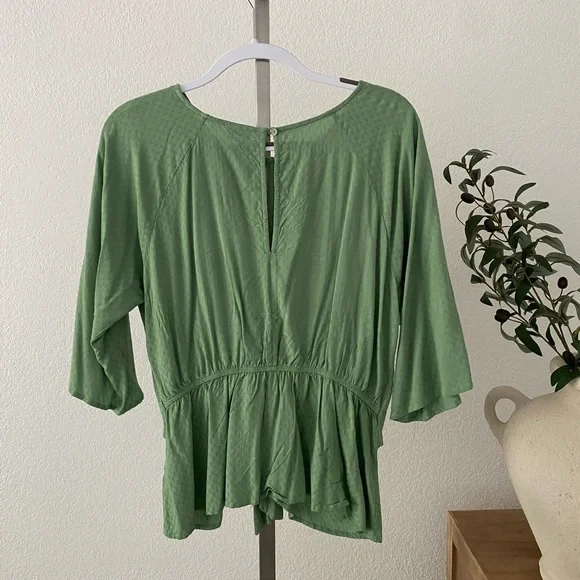 ALYA green top with front knot - Picture 8 of 8